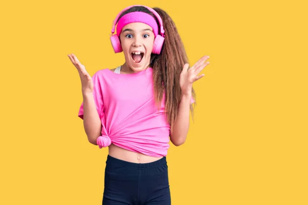 Linda Niña Hispana Vistiendo Ropa Gimnasio Usando Auriculares Celebrando Locos —  Fotos de Stock