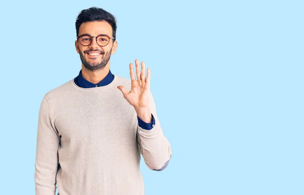 Jovem Hispânico Bonito Vestindo Roupas Elegantes Óculos Mostrando Apontando Para — Fotografia de Stock