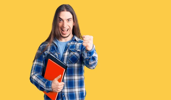 Homem Adulto Jovem Com Cabelos Longos Segurando Livro Colagem Gritando — Fotografia de Stock