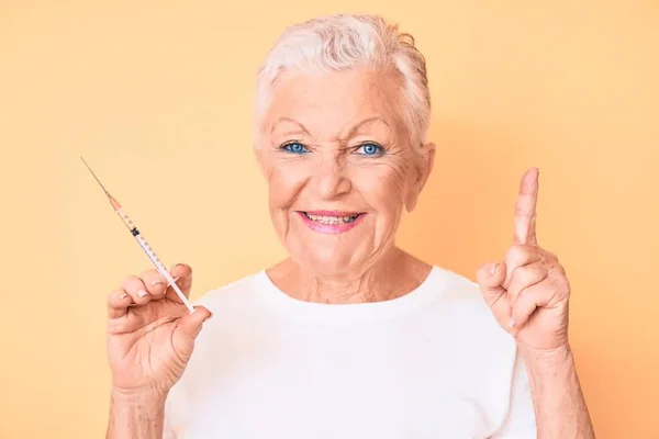 Starší Krásná Žena Modrýma Očima Šedivými Vlasy Držící Injekční Stříkačku — Stock fotografie