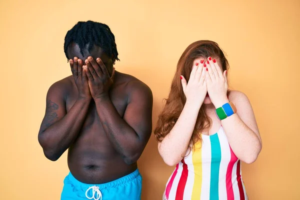 Couple Interracial Portant Des Maillots Bain Avec Une Expression Triste — Photo