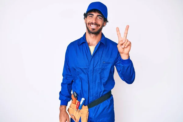 Bonito Jovem Com Cabelo Encaracolado Urso Weaing Handyman Uniforme Sorrindo — Fotografia de Stock