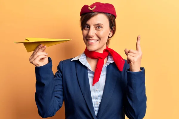 Jovem Mulher Bonita Vestindo Aeromoça Uniforme Segurando Avião Papel Sorrindo — Fotografia de Stock