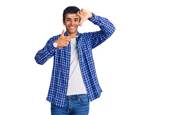 Jovem Americano Africano Vestindo Roupas Casuais Sorrindo Fazendo Moldura Com — Fotografia de Stock