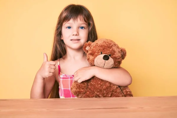 Klein Blank Meisje Met Lang Haar Tafel Met Teddybeer Glimlachend — Stockfoto