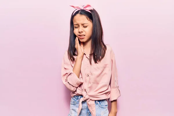 Mooi Kind Meisje Dragen Casual Kleding Aanraken Mond Met Hand — Stockfoto