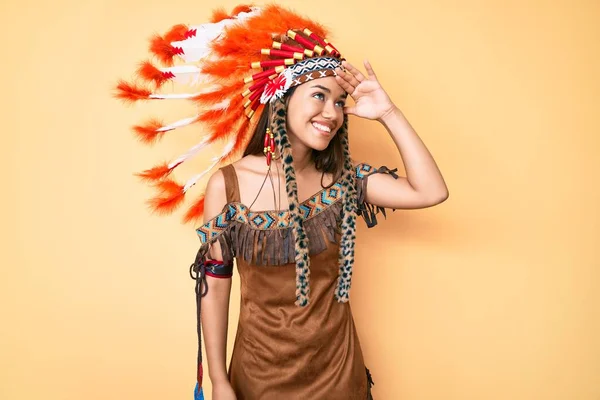 Jong Mooi Latijn Meisje Draagt Indiaas Kostuum Erg Blij Glimlachend — Stockfoto