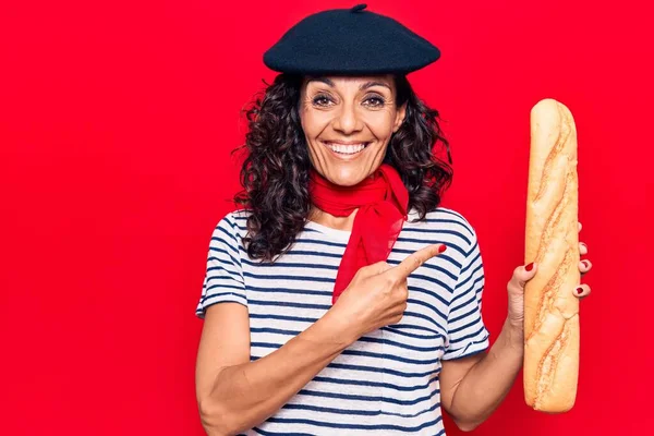 Schöne Frau Mittleren Alters Mit Französischer Baskenmütze Und Baguette Lächelnd — Stockfoto