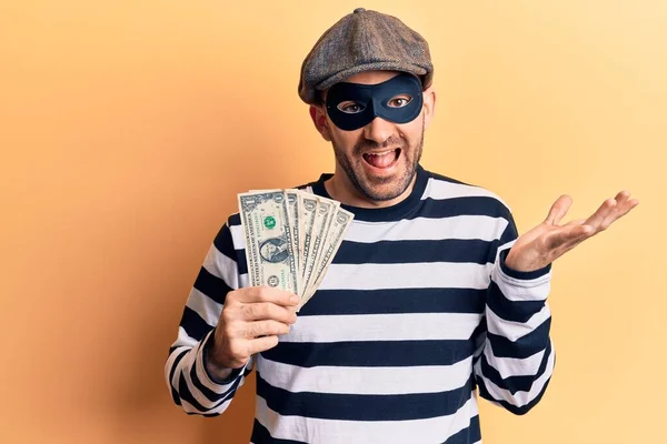 Hırsız Maskesi Takan Yakışıklı Kel Adam Para Çalıyor Başarıyı Kutluyor — Stok fotoğraf