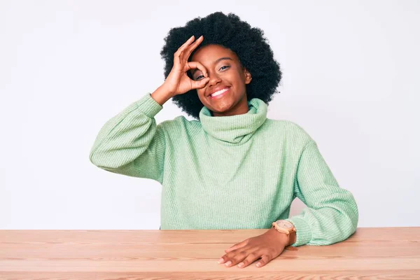 Молода Афроамериканська Жінка Одягнена Повсякденний Зимовий Светр Посміхається Радіючи Роблячи — стокове фото