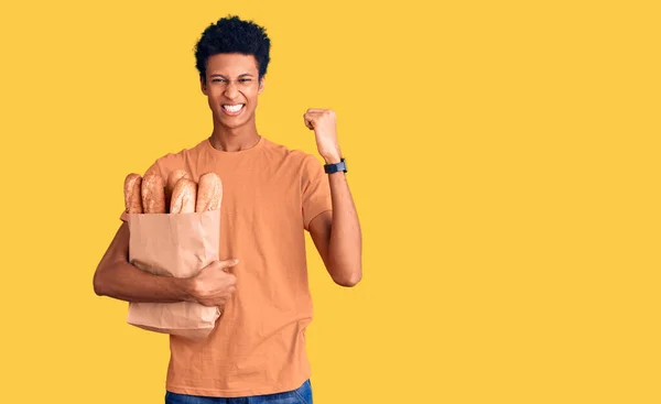 Mladý Africký Američan Drží Papírový Sáček Chlebem Velmi Šťastný Vzrušený — Stock fotografie