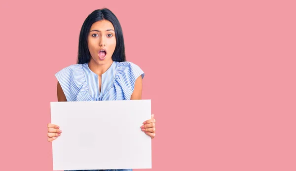 Junge Schöne Lateinische Mädchen Mit Leeren Leeren Banner Erschrocken Und — Stockfoto