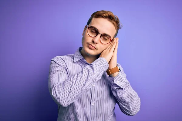 Giovane Bel Rossa Uomo Indossa Camicia Casual Occhiali Sfondo Viola — Foto Stock