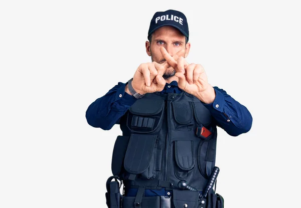 Jovem Homem Bonito Vestindo Uniforme Policial Expressão Rejeição Cruzando Dedos — Fotografia de Stock