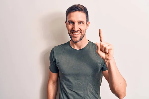 Homem Bonito Jovem Vestindo Camiseta Casual Sobre Fundo Branco Isolado — Fotografia de Stock