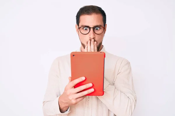 Joven Hombre Guapo Usando Dispositivo Táctil Que Cubre Boca Con — Foto de Stock