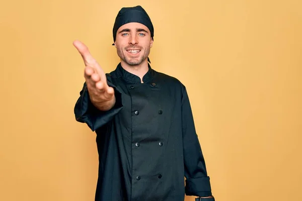 Joven Cocinero Guapo Con Ojos Azules Vistiendo Uniforme Sombrero Sobre —  Fotos de Stock