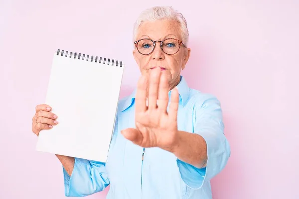 Senior Krásná Žena Modrýma Očima Šedé Vlasy Drží Notebook Otevřenou — Stock fotografie