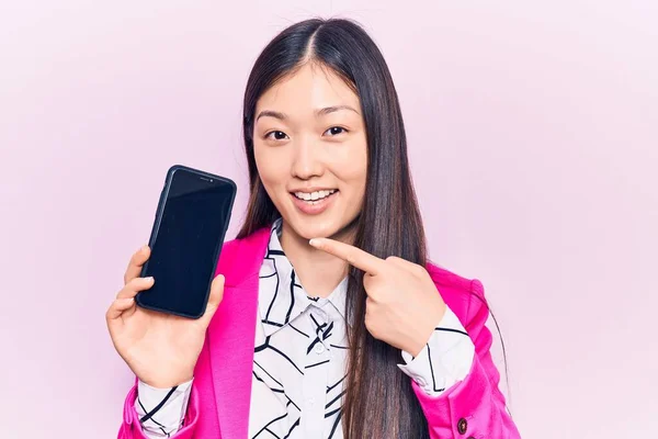 Joven Hermosa Mujer China Sosteniendo Teléfono Inteligente Mostrando Pantalla Sonriendo — Foto de Stock