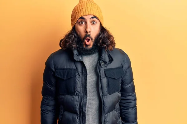 若いアラブ人男性を身に着けているカジュアル冬服怖いと驚きのために口を開けて驚いて 不信の顔 — ストック写真