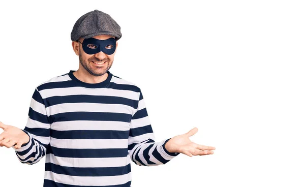 Jovem Homem Bonito Vestindo Máscara Ladrão Sorrindo Alegre Com Braços — Fotografia de Stock