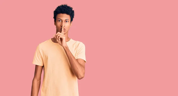 Young African American Man Wearing Casual Clothes Asking Quiet Finger — Stock Photo, Image