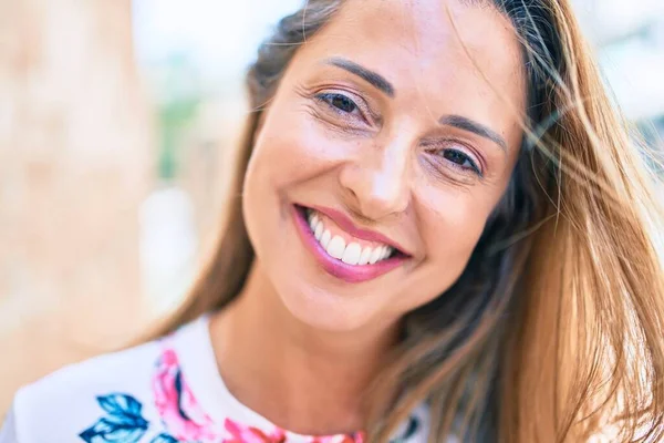 Genç Spanyol Kadın Gülümseyerek Şehirde Mutlu Mesut Duruyor — Stok fotoğraf