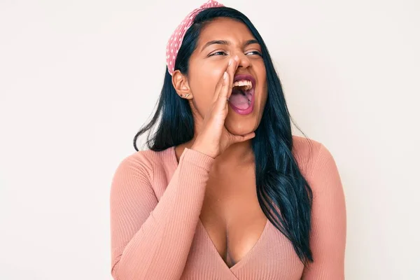 Bella Giovane Donna Latina Con Capelli Lunghi Che Indossa Stile — Foto Stock