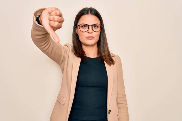 Jonge Mooie Brunette Zakenvrouw Dragen Jas Bril Witte Achtergrond Kijken — Stockfoto