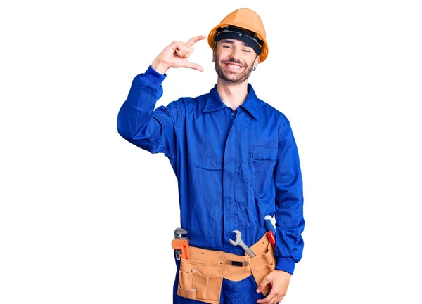 Ung Latinamerikan Man Bär Arbetare Uniform Ler Och Säker Gest — Stockfoto