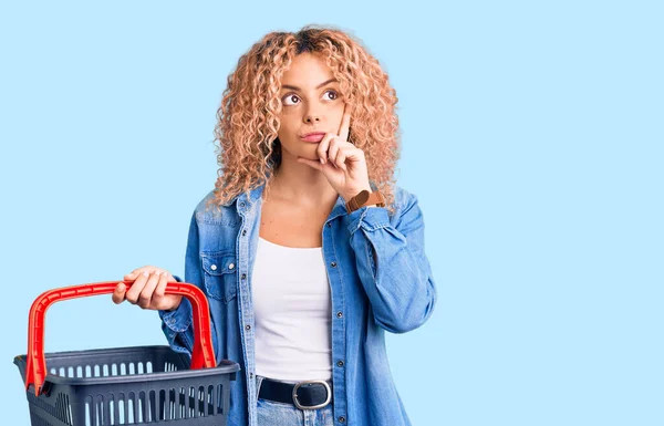 Mujer Rubia Joven Con Pelo Rizado Que Sostiene Cesta Compra — Foto de Stock