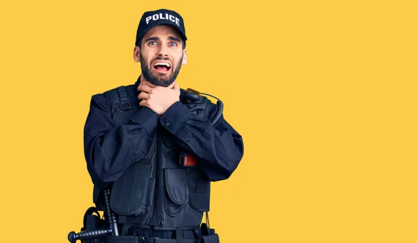 Mladý Pohledný Muž Plnovousem Policejní Uniformě Křičí Dusí Protože Bolí — Stock fotografie