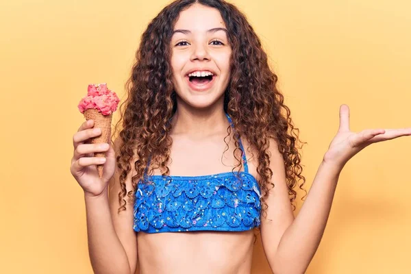 Gyönyörű Gyerek Lány Göndör Haj Visel Bikini Gazdaság Fagylalt Ünneplő — Stock Fotó