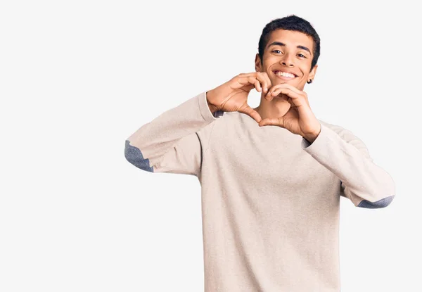 Jovem Americano Africano Vestindo Roupas Casuais Sorrindo Amor Fazendo Forma — Fotografia de Stock