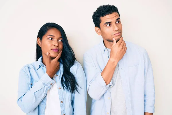 Belo Casal Jovem Latino Vestindo Roupas Casuais Com Mão Queixo — Fotografia de Stock