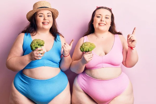 Junge Size Zwillinge Bikini Brokkoli Lächelnd Glücklich Mit Hand Und — Stockfoto