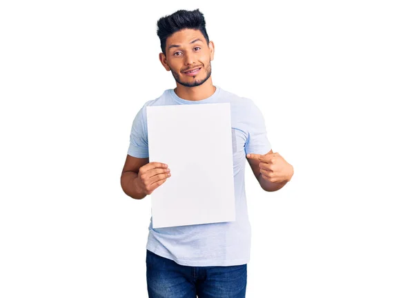 Bonito Jovem Latino Americano Segurando Banner Papelão Com Espaço Branco — Fotografia de Stock