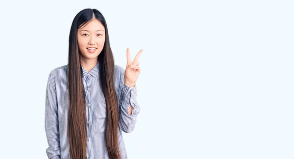 Jonge Mooie Chinese Vrouw Dragen Casual Shirt Tonen Wijzen Met — Stockfoto