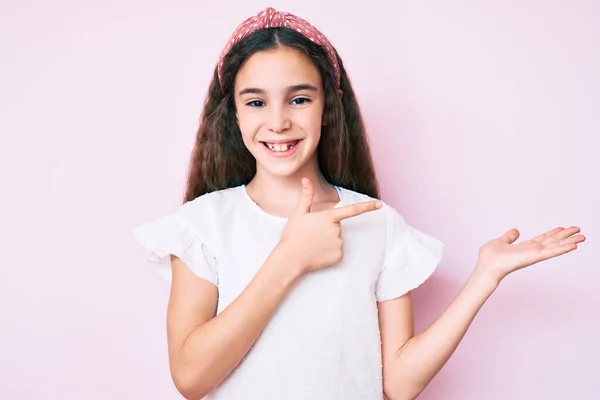 Schattig Hispanic Kind Meisje Dragen Casual Kleding Diadeem Verbaasd Glimlachen — Stockfoto