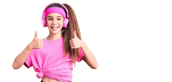 Menina Bonito Hispânico Criança Vestindo Roupas Ginástica Usando Fone Ouvido — Fotografia de Stock