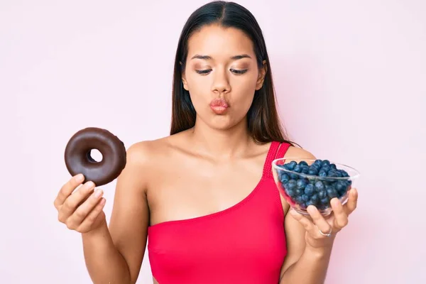 Junge Schöne Lateinische Mädchen Badeanzug Mit Donut Und Blaubeeren Machen — Stockfoto