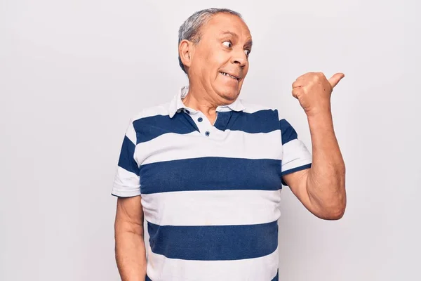 Hombre Mayor Con Pelo Gris Usando Polo Rayado Casual Apuntando —  Fotos de Stock