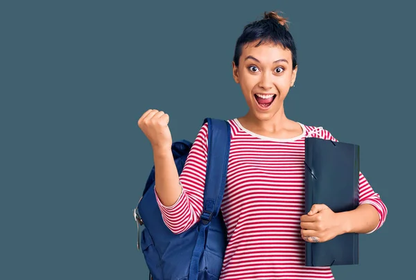 Jonge Vrouw Dragen Student Rugzak Houden Bindmiddel Schreeuwen Trots Vieren — Stockfoto