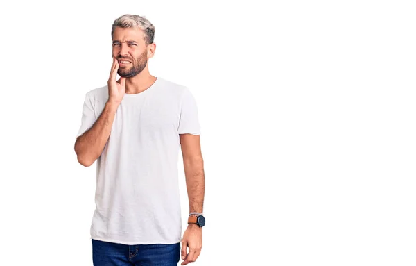 Ung Snygg Blond Man Bär Casual Shirt Röra Munnen Med — Stockfoto