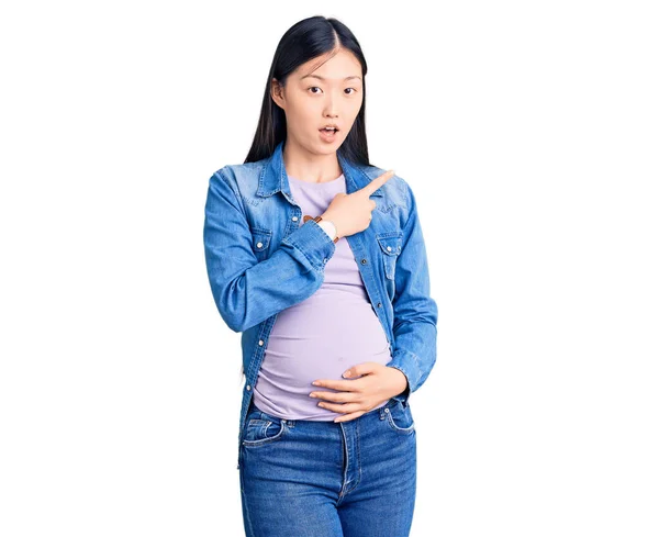 Jovem Mulher Chinesa Bonita Grávida Esperando Bebê Surpreso Apontando Com — Fotografia de Stock