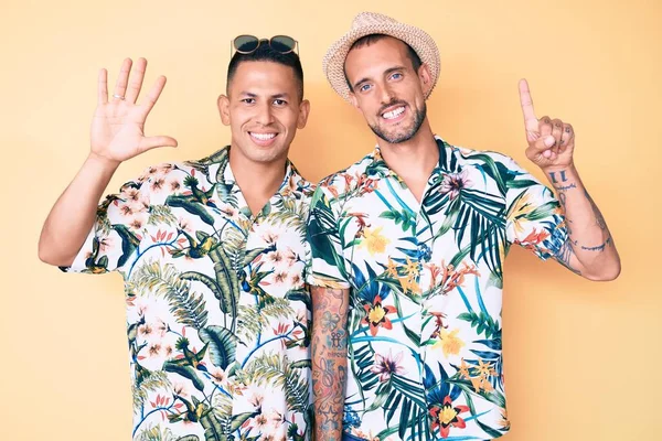 Fiatal Meleg Pár Két Férfi Nyári Kalapban Hawaii Ingben Mutogatnak — Stock Fotó