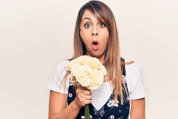 Young Beautiful Woman Holding Bouquet Flowers Scared Amazed Open Mouth — Stock Photo, Image