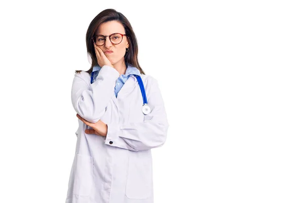 Ung Vacker Kvinna Bär Läkare Stetoskop Och Glasögon Tänker Ser — Stockfoto