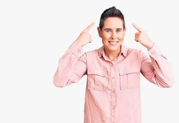 Jovem Com Cabelo Curto Vestindo Roupas Casuais Sorrindo Apontando Para — Fotografia de Stock