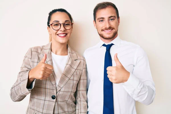 Hermosa Pareja Con Ropa Negocios Signo Éxito Haciendo Gesto Positivo — Foto de Stock